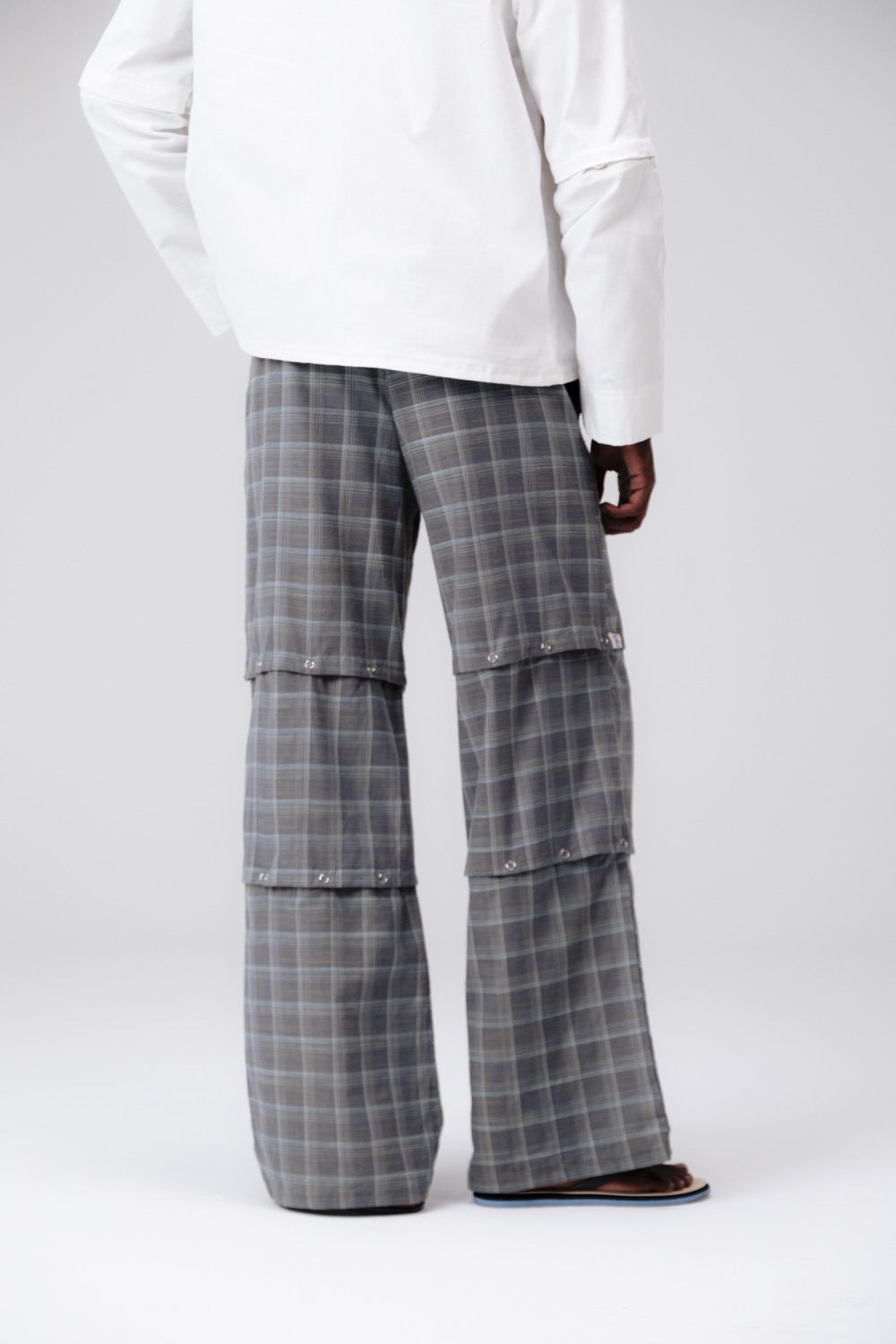 Calça modular xadrez cinza, vista de costas