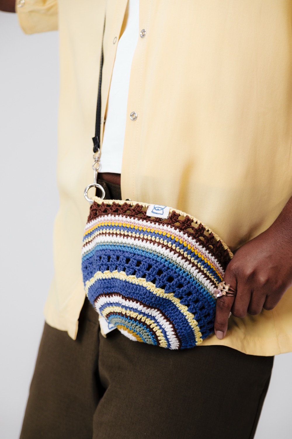 Touca modular de crochê azul usada como bolsa