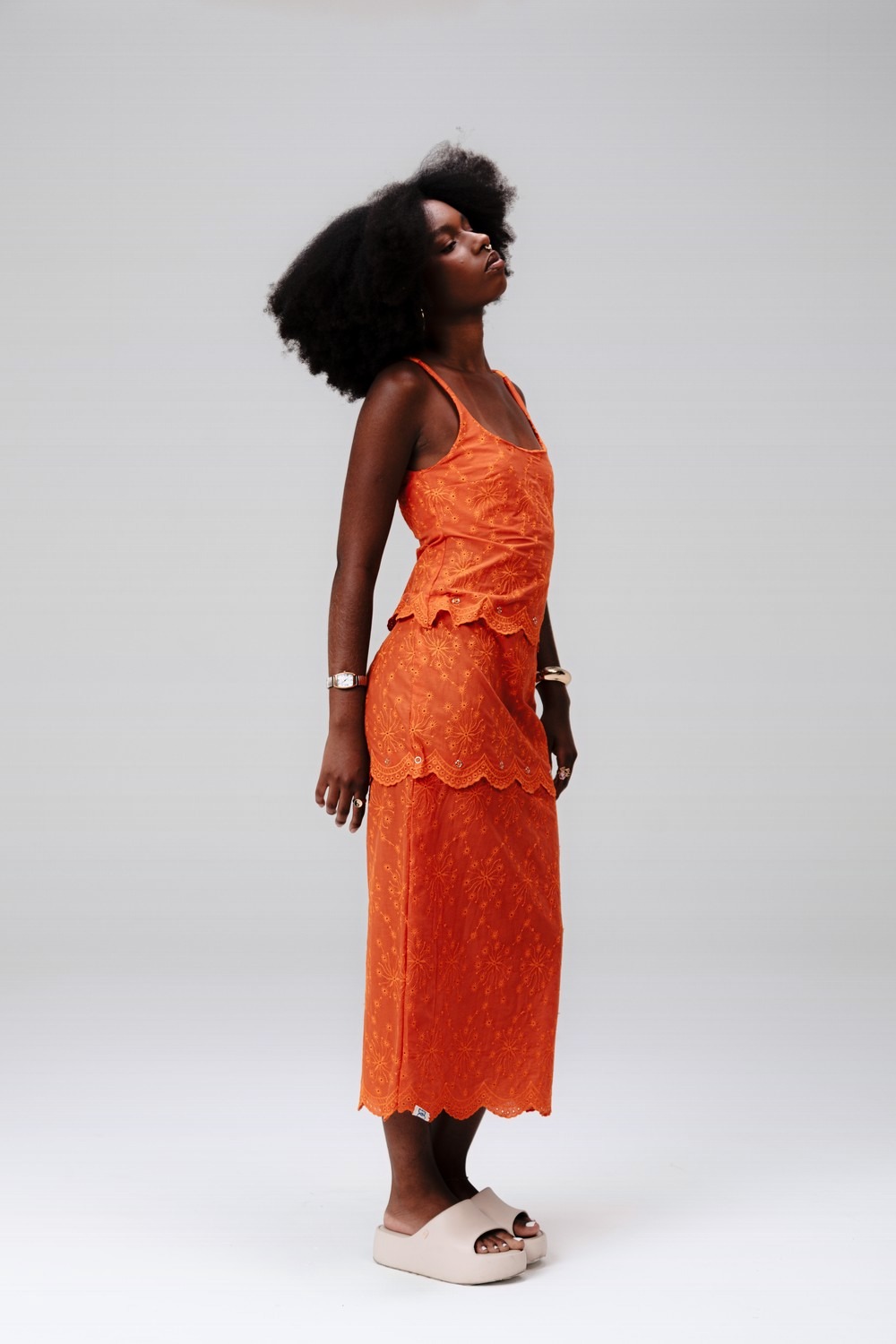 Vestido modular estampado laranja, de perfil